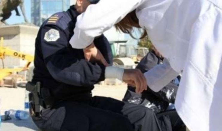  Gruaja e bën për spital një polic, i shkakton lëndime në duar e qafë