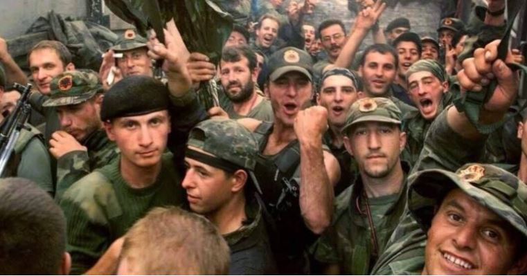  1999 / Zyrtari amerikan – batalionit të Atlantikut: Jepni serbëve ca shqelma b.y.th.ë.v.e.