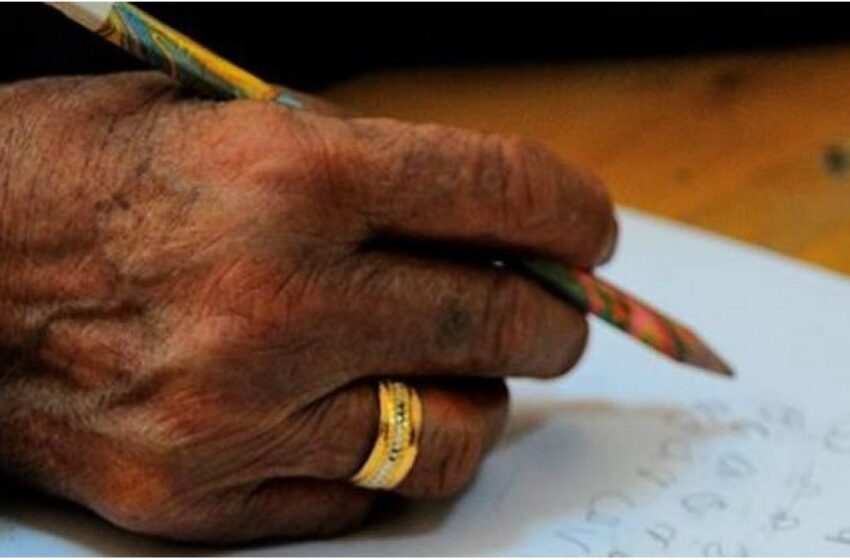  Indi, një grua 104-vjeçare mëson shkrim e lexim
