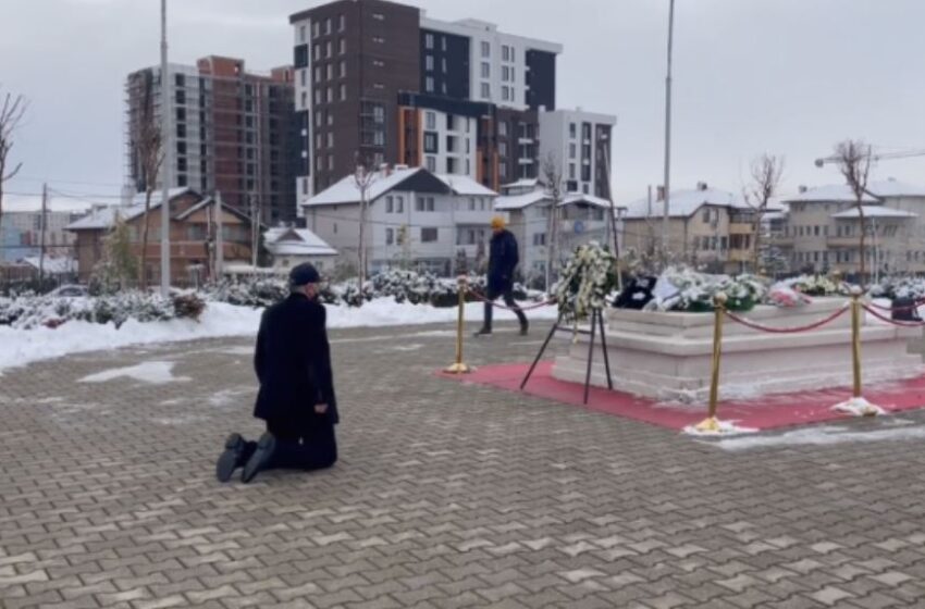 Ish-truproja e Rugovës gjunjëzohet para varrit të ish-presidentit