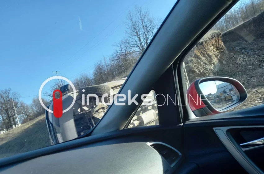  𝗧𝗿𝗶 𝗮𝗸𝘀𝗶𝗱𝗲𝗻𝘁𝗲 të njëpasnjëshme në rrugën Gjilan-Prishtinë, përfshihet edhe një veturë e policisë