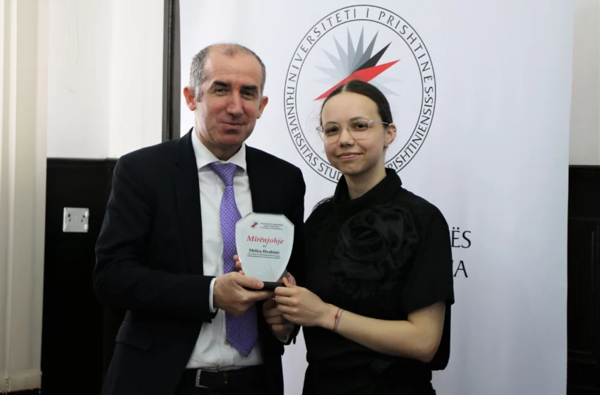  Rektori shpërblen me mirënjohje studenten Melisa Ibrahimi, për sukseset në gara ndërkombëtare për interpretim në piano