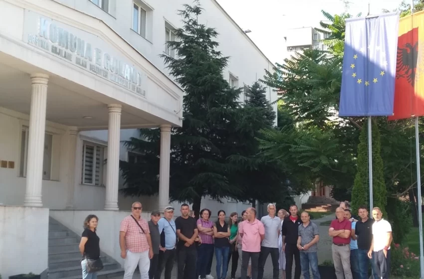  Protestojnë puntorët teknik të institucioneve në Gjilan, kërkojnë rritje pagash