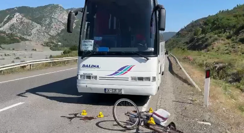  Autobusi me targa nga Kosova godet për vdekje një biçiklist në Rrugën e Kombit